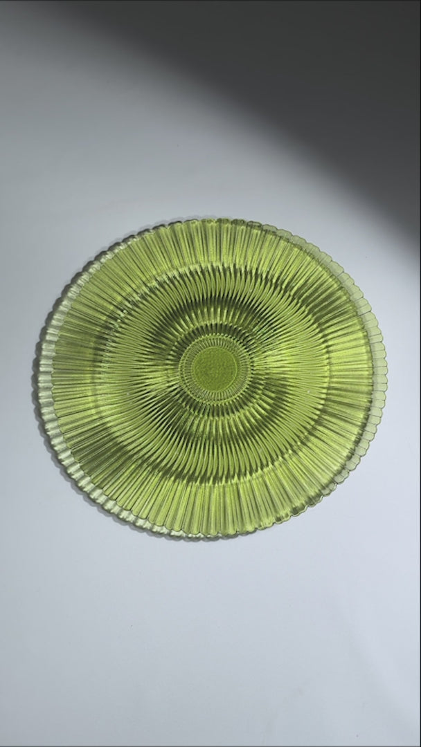 Cargar vídeo: Plato base de vidrio con rayas verde olivo Karan Ø 32.5 cm