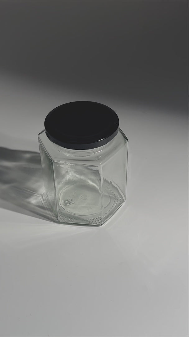 Cargar vídeo: Frascos hexagonales de vidrio transparente con tapa negra uso alimenticio de 45 a 500 ml