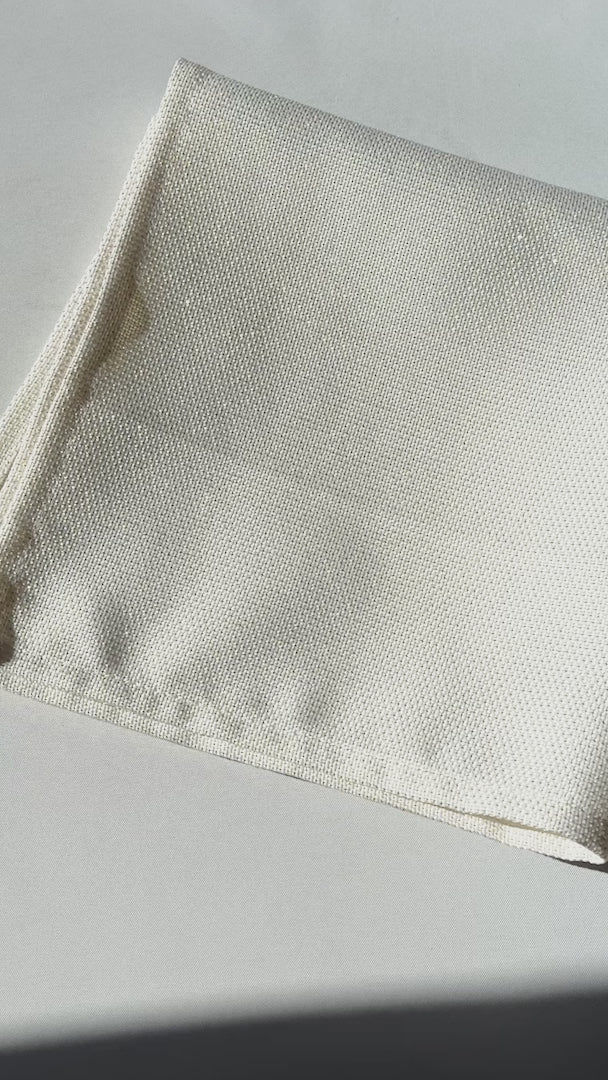 Servilleta de tela (100% poliéster) con bastilla plata color hueso Ginebra 45x45 cm