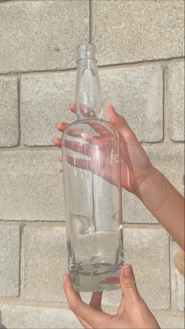 Cargar vídeo: Botella mezcalera de vidrio transparente Premium Louisville 750 ml