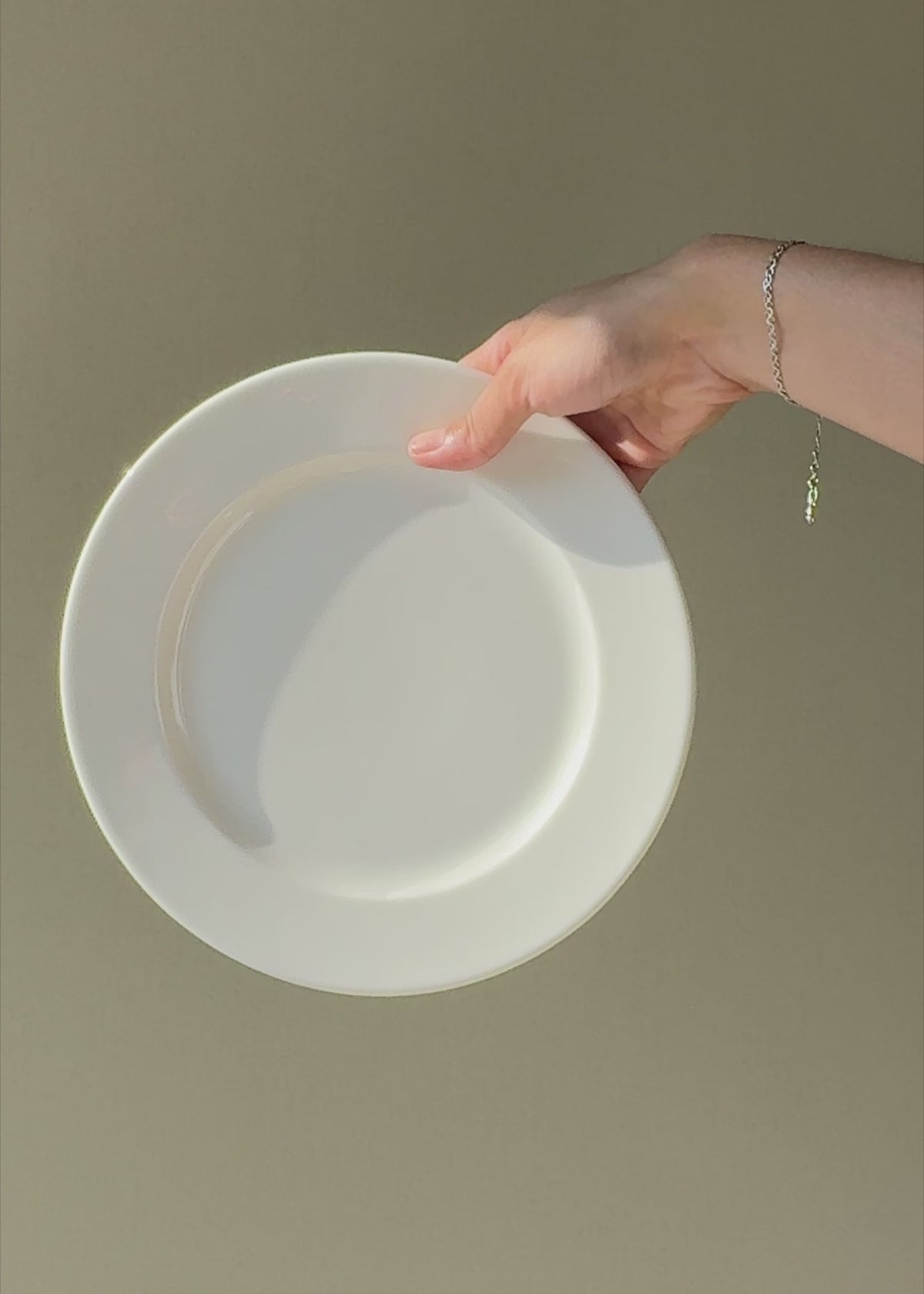 Cargar vídeo: Video con luz natural del plato trinche con ala Bonna Banquet de 23 cm.