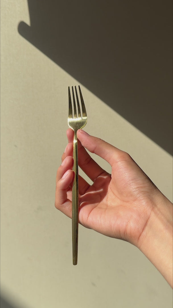 Cargar vídeo: Video del tenedor para ensalada de acero inoxidable dorado Atenas 18.5 cm