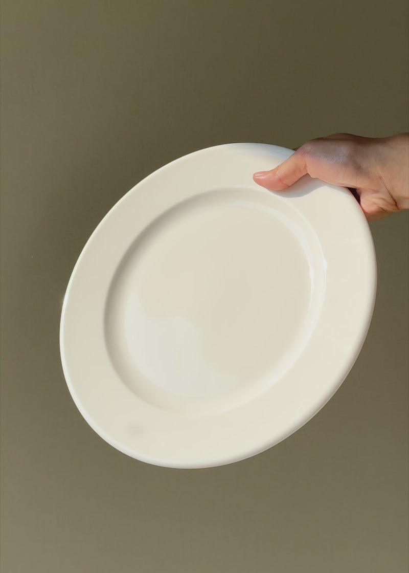 Video de estudio del plato trinche blanco con ala Banquet de 27 cm.