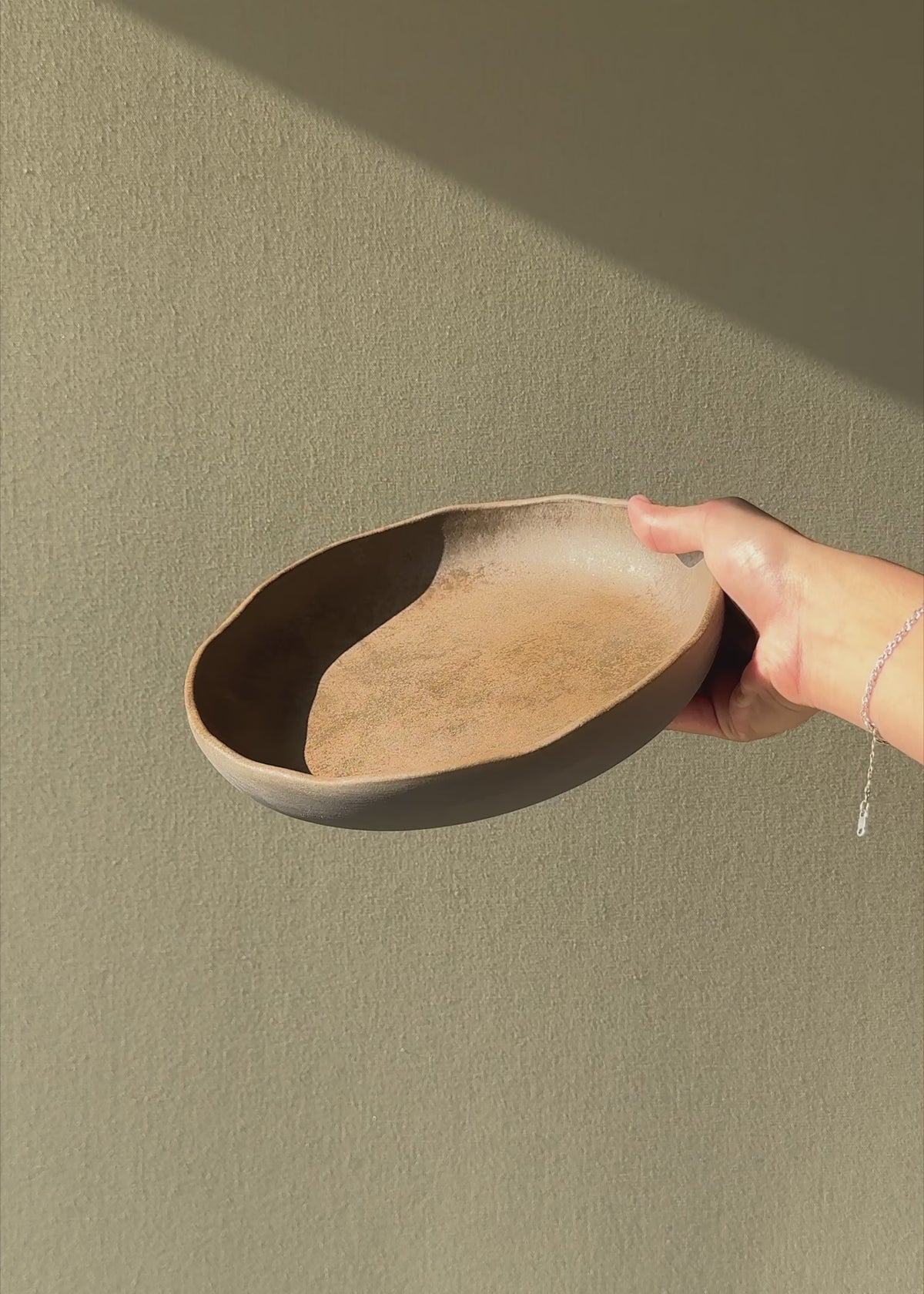 Cargar vídeo: Video en luz natural del plato hondo Bonna Cresta Bazalith café de 600 ml.