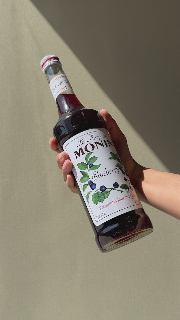 Cargar vídeo: Jarabe de mora azul botella de vidrio Monin 750 ml