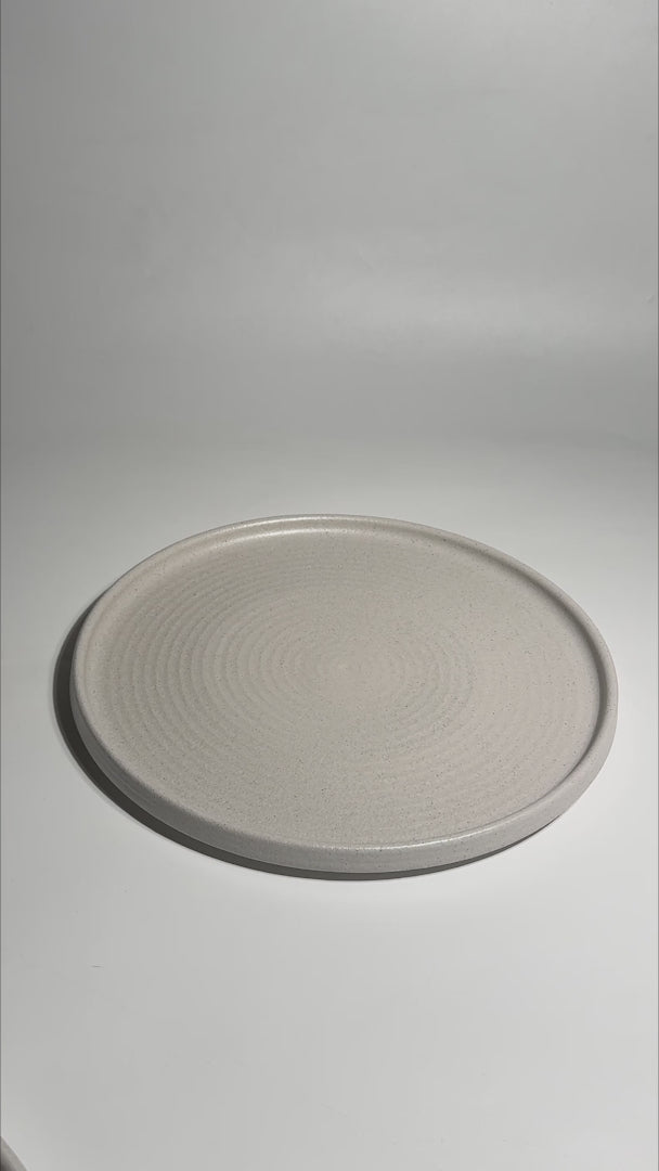 Cargar vídeo: Video del acabado marfil y textura Ripple del plato Liora Ø 28 cm