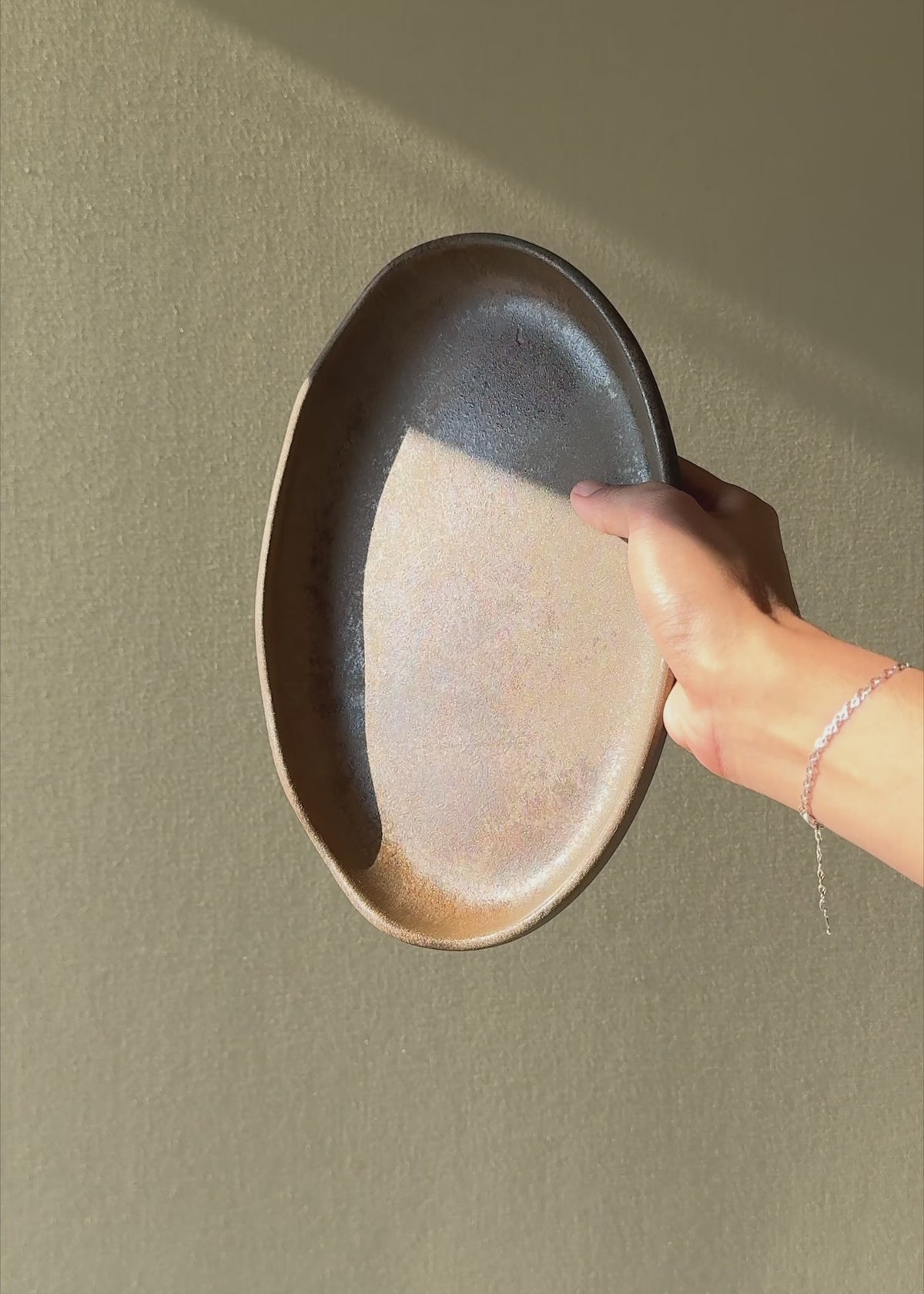 Cargar vídeo: Video en luz natural del plato ovalado Bonna Cresta Bazalith de 24 x 16 cm.