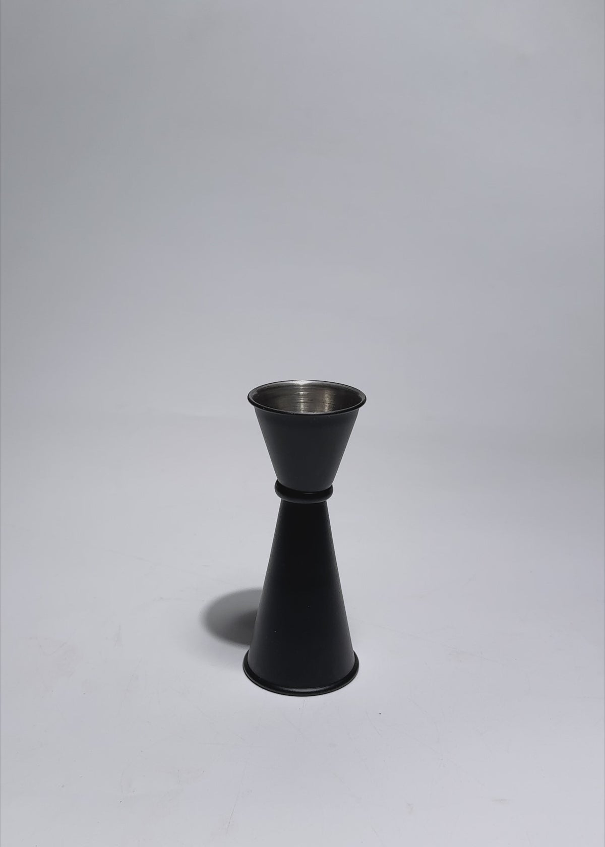 Cargar vídeo: Jigger japonés negro de acero inoxidable de 30/60 ml (1x2 oz), vista de producto 6
