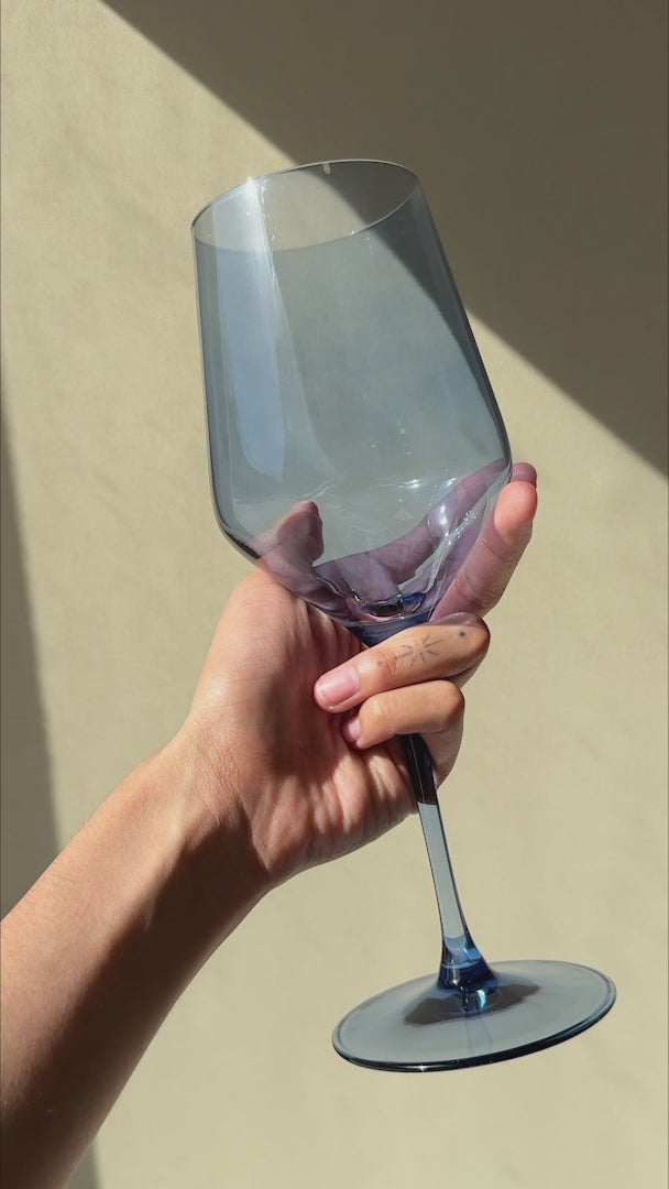 Cargar vídeo: Copa elegante para coctelería premium de cristal pintado azul Mencía 505 ml