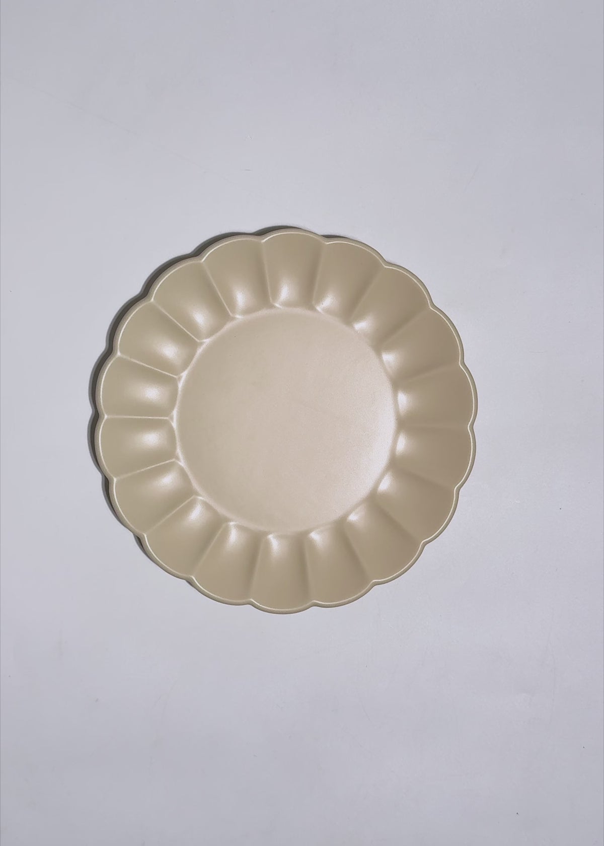 Cargar vídeo: Plato postre de cerámica beige mate Pétalo Ø 22 cm