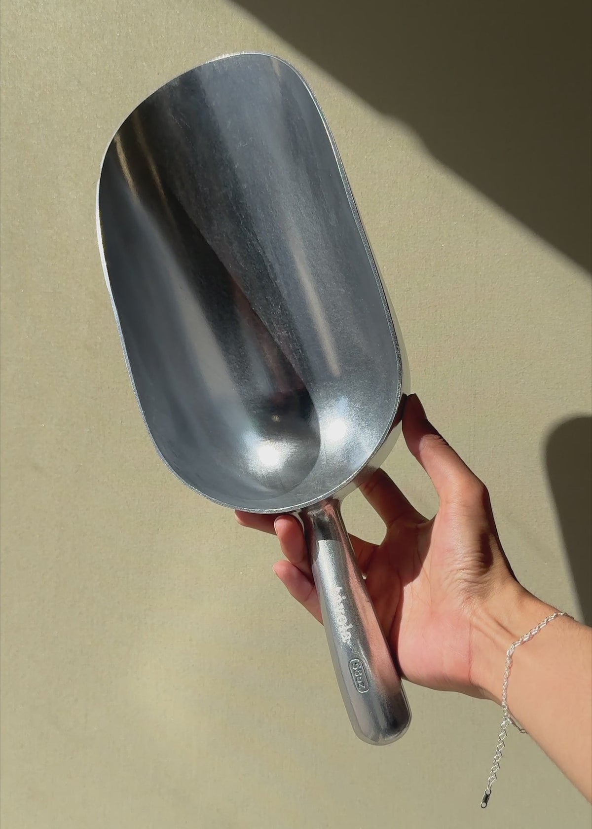 Cargar vídeo: Cucharon pala dosificadora de aluminio plata 1.7 L