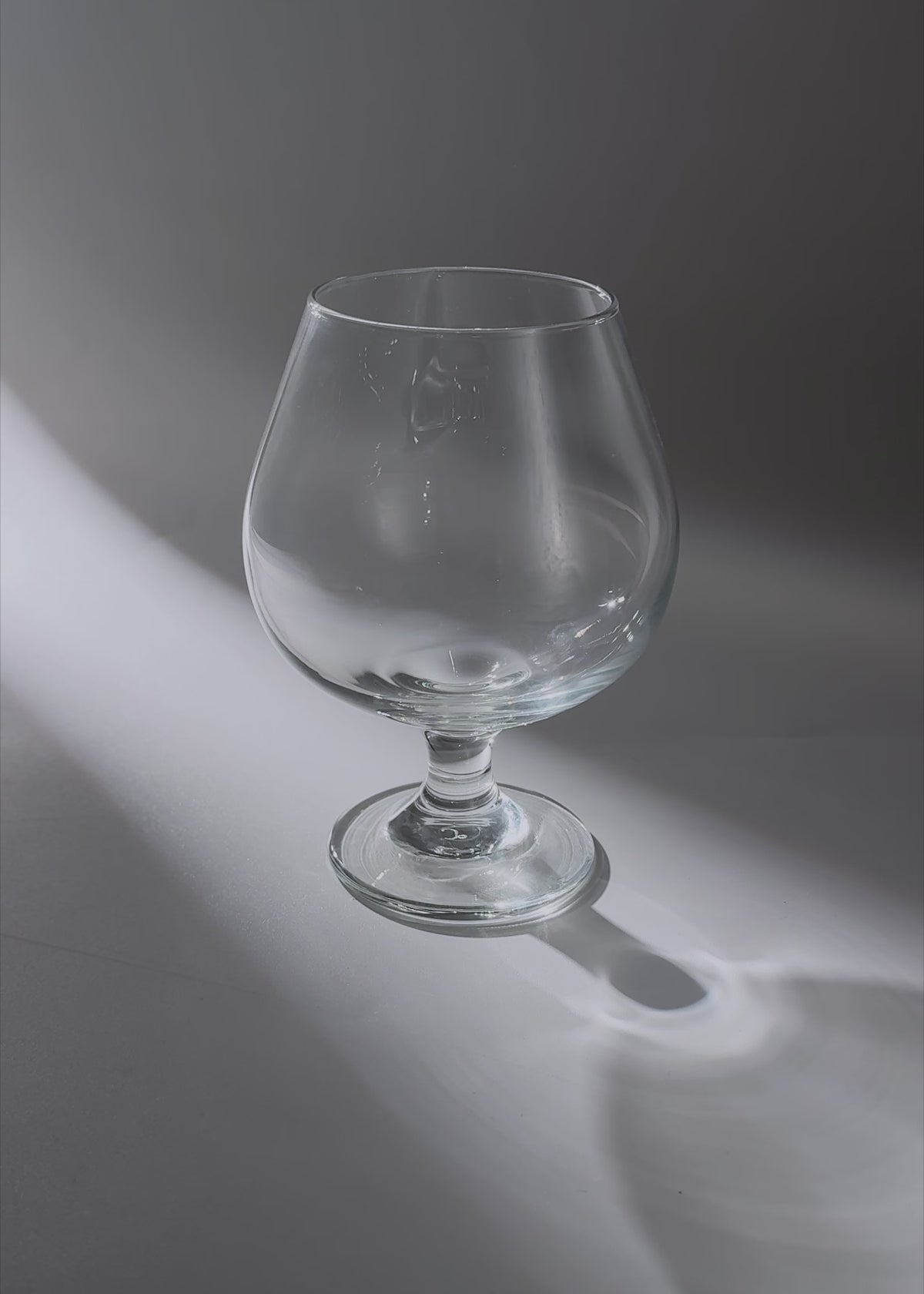 Cargar vídeo: Video de estudio de la copa Imperio de cristal transparente para coñac de 518 ml.