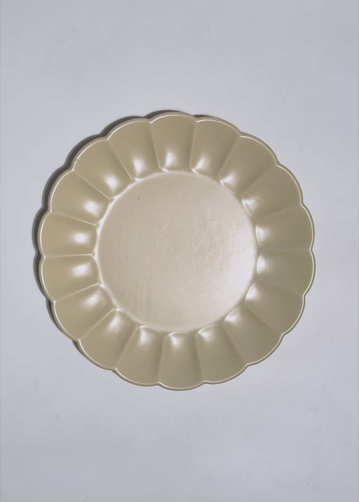 Cargar vídeo: Plato trinche de cerámica beige mate Pétalo 26.5 cm