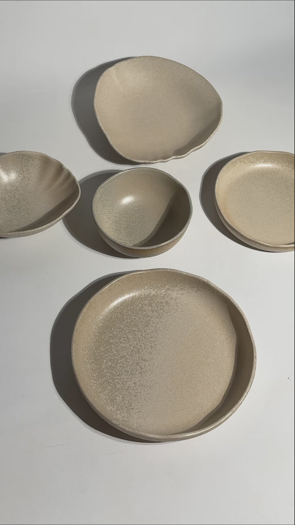 Platos hondos de porcelana café Cresta Sahara — video de producto