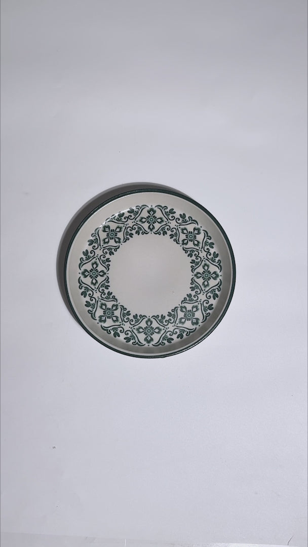 Video de la decoración floral y borde verde del plato Talavera Verde