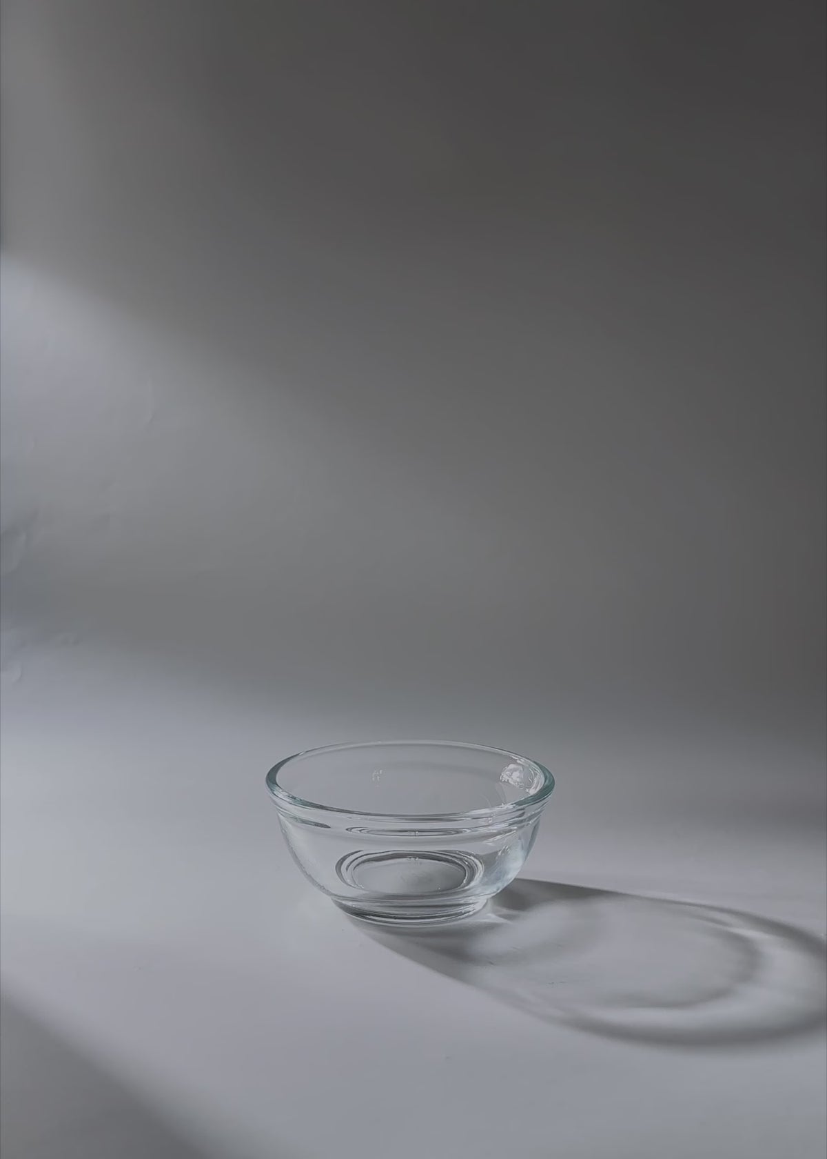 Cargar vídeo: Video de estudio de mini bowl para salsas de vidrio transparente 73 ml.