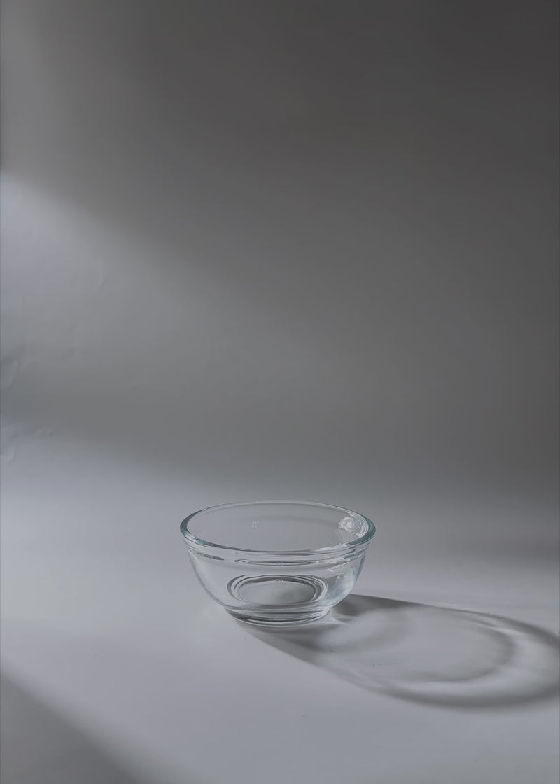 Video de estudio de mini bowl para salsas de vidrio transparente 73 ml.