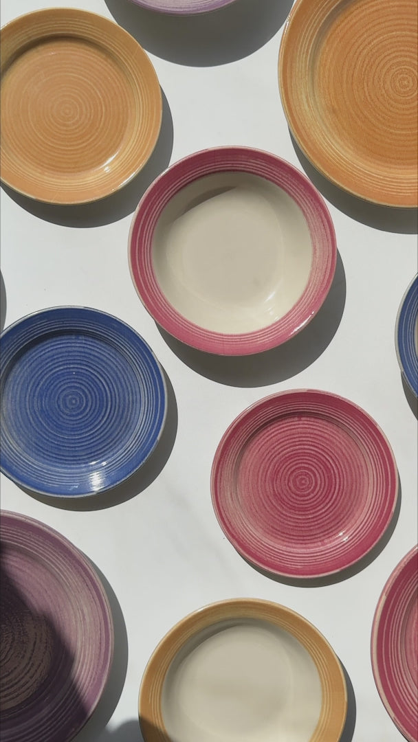 Cargar vídeo: Plato gourmet morado de cerámica con diseño concéntrico