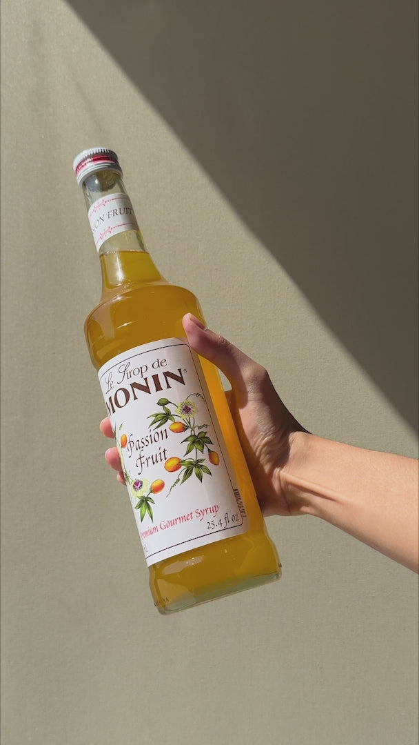 Cargar vídeo: Jarabe de passion friut botella de vidrio Monin 750 ml