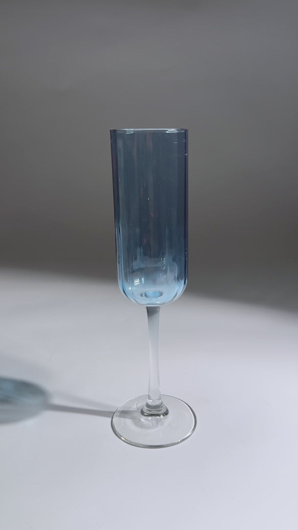 Video de estudio de copa flauta de vidrio azul zafiro Linear 222 ml.