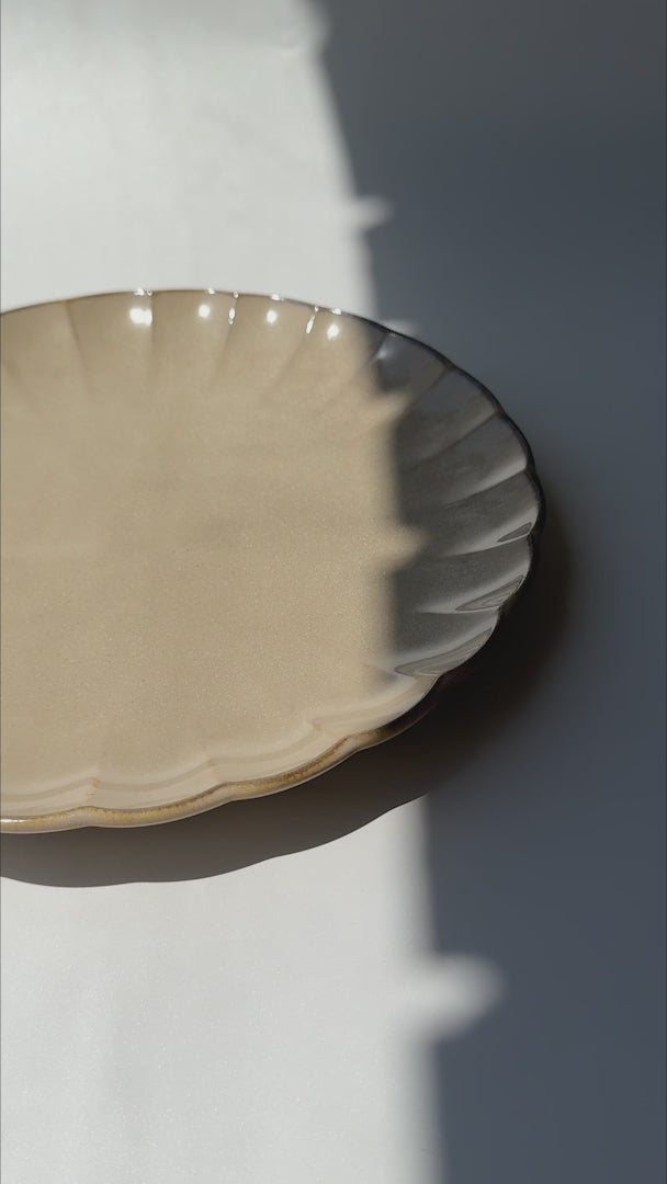 Video del acabado y borde ondulado del plato East Sand Ø 27 cm