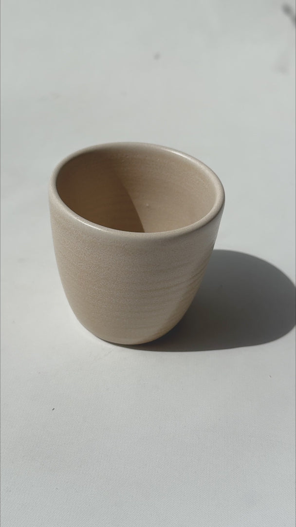 Cargar vídeo: Video de taza de porcelana beige sin asa Liora Ripple 320 ml