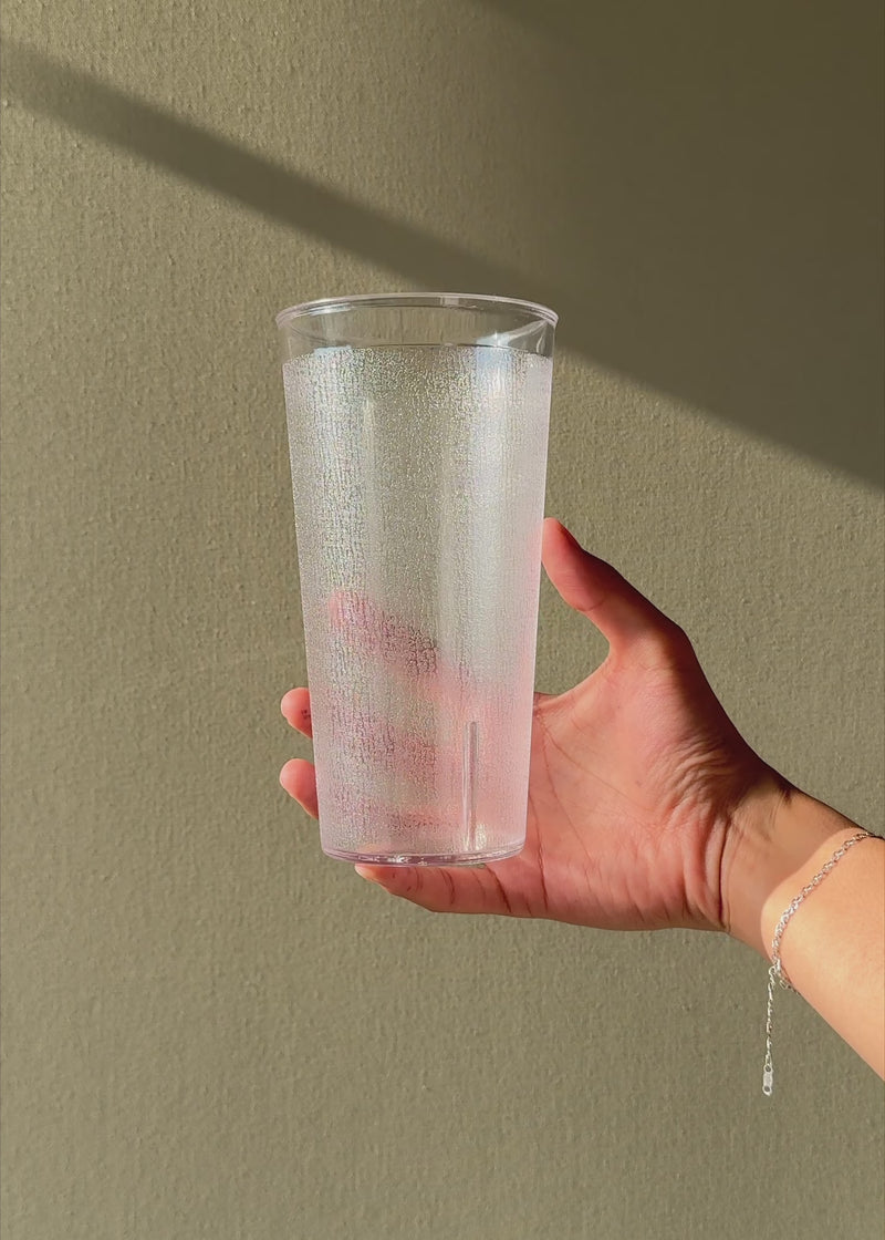 Video con luz natural del vaso de policarbonato transparente texturizado de 650 ml.