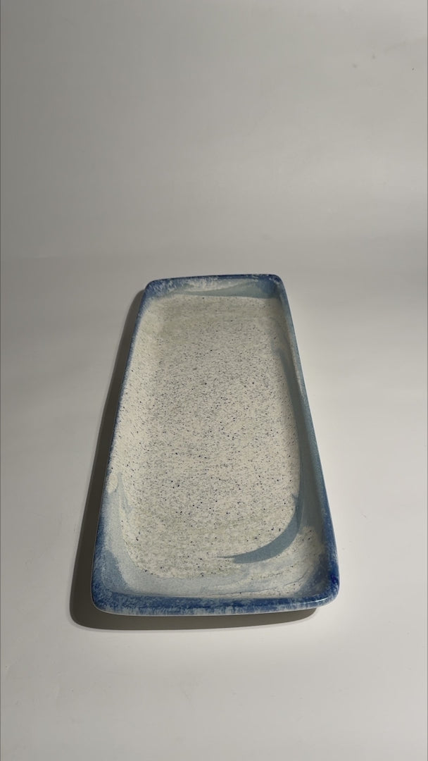 Cargar vídeo: Video de la charola rectangular de porcelana Harena Moove 48 × 16 cm