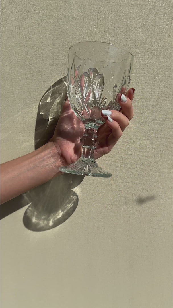 Cargar vídeo: Video con luz natural de copa facetada Diamond de vidrio transparente.