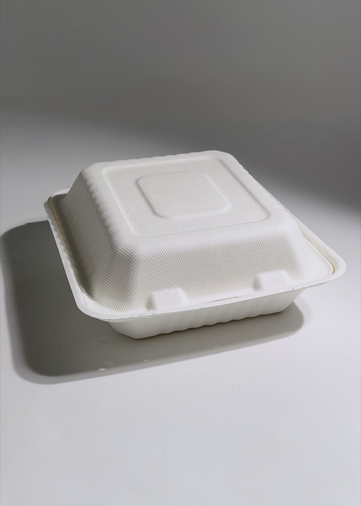 Cargar vídeo: Video de estudio del contenedor compostable de bagazo de caña y maíz con tres divisiones y tapa integrada.