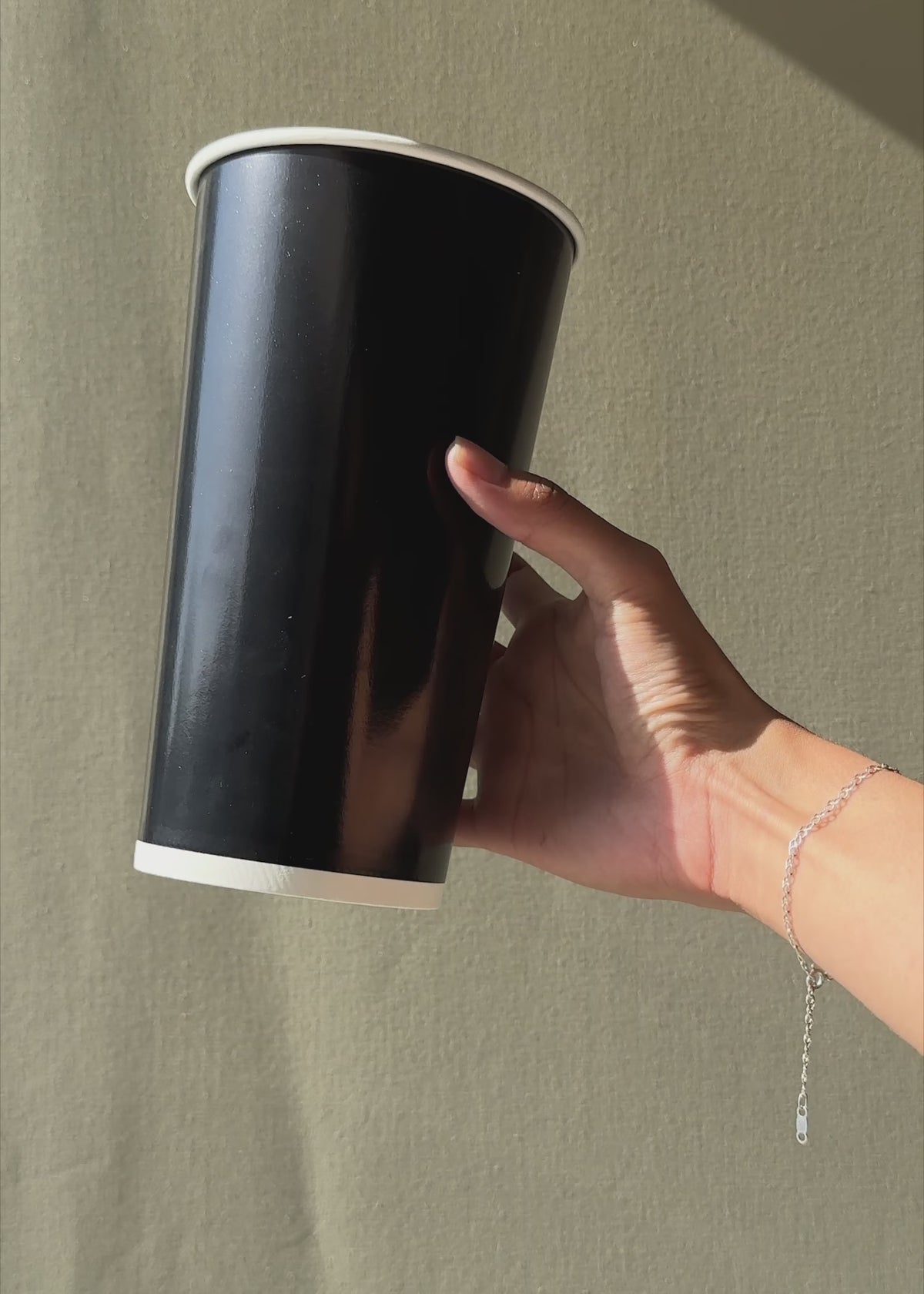 Cargar vídeo: Vaso de papel para bebida frÃ­a negro 44 oz