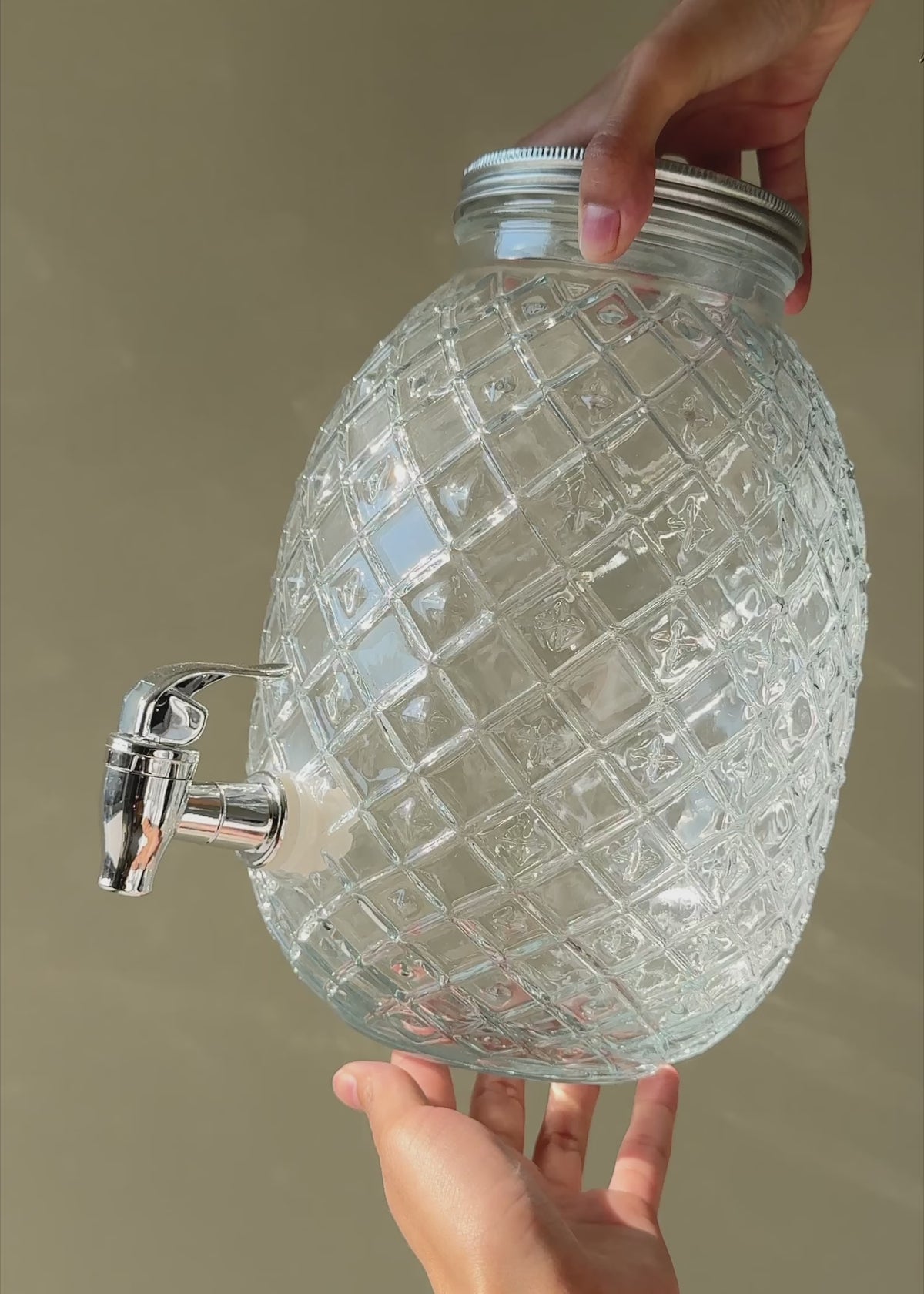 Cargar vídeo: Video en luz natural del dispensador Piña de 4.5 litros con llave para servir bebidas frías.