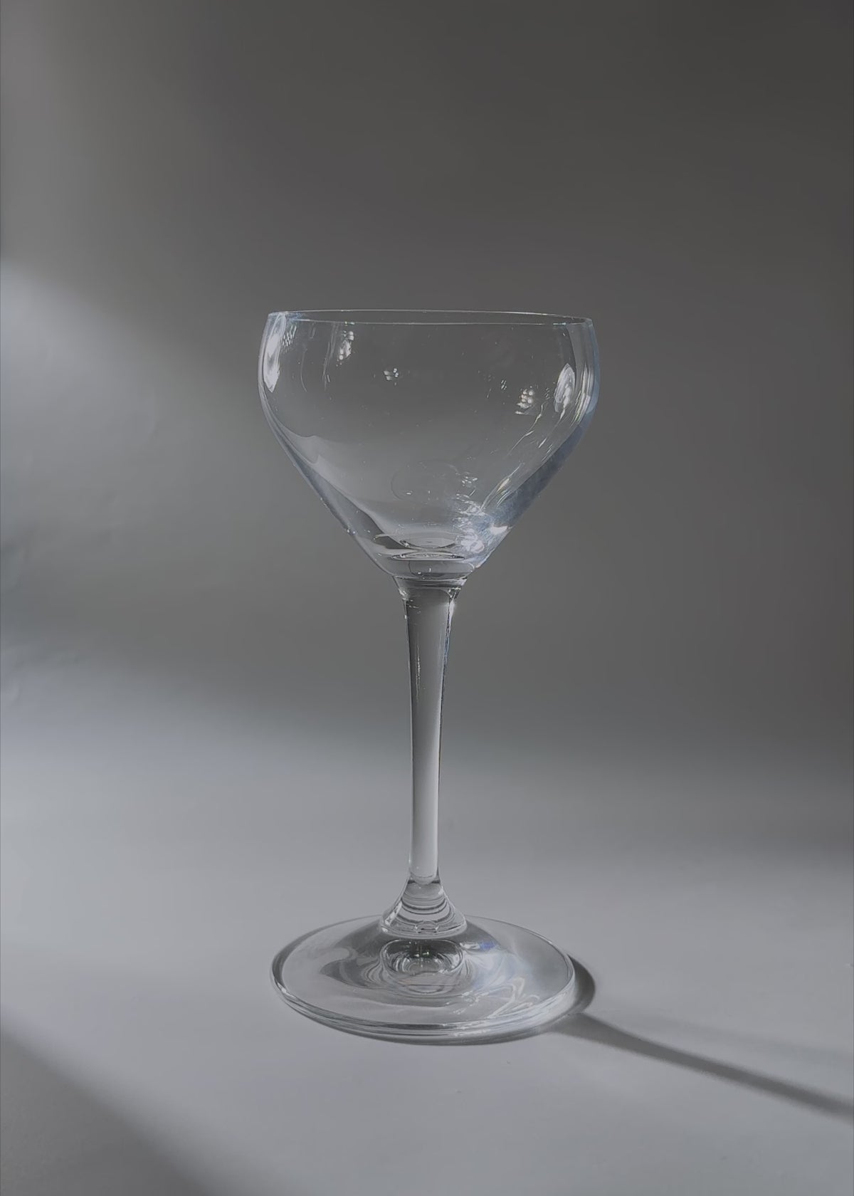 Cargar vídeo: Video de estudio de la copa Nick &amp; Nora Riedel de 140 ml para martini.
