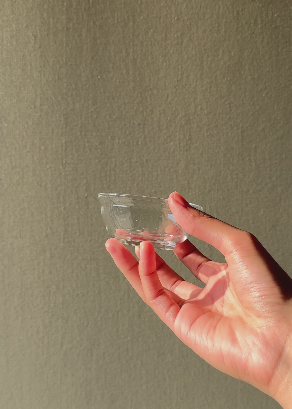 Cargar vídeo: Video con luz natural del mini bowl transparente de 73 ml para degustaciones.