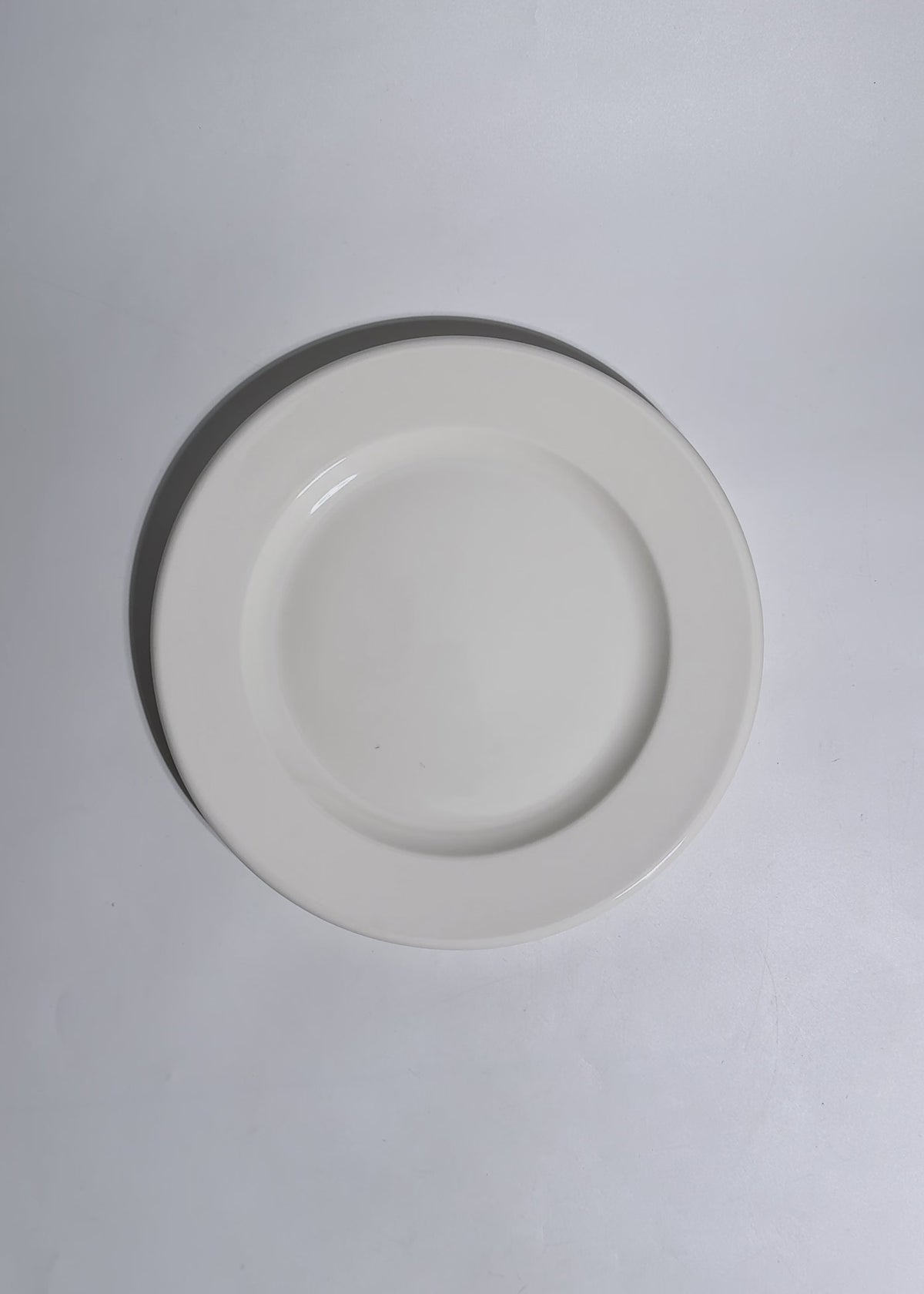 Cargar vídeo: Video con luz natural del plato trinche de porcelana blanca Banquet.