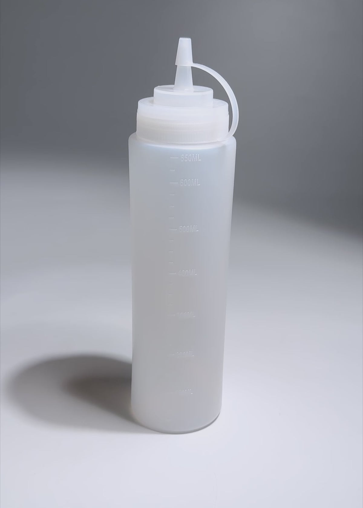 Cargar vídeo: Botella dispensadora de plástico transparente 24 oz