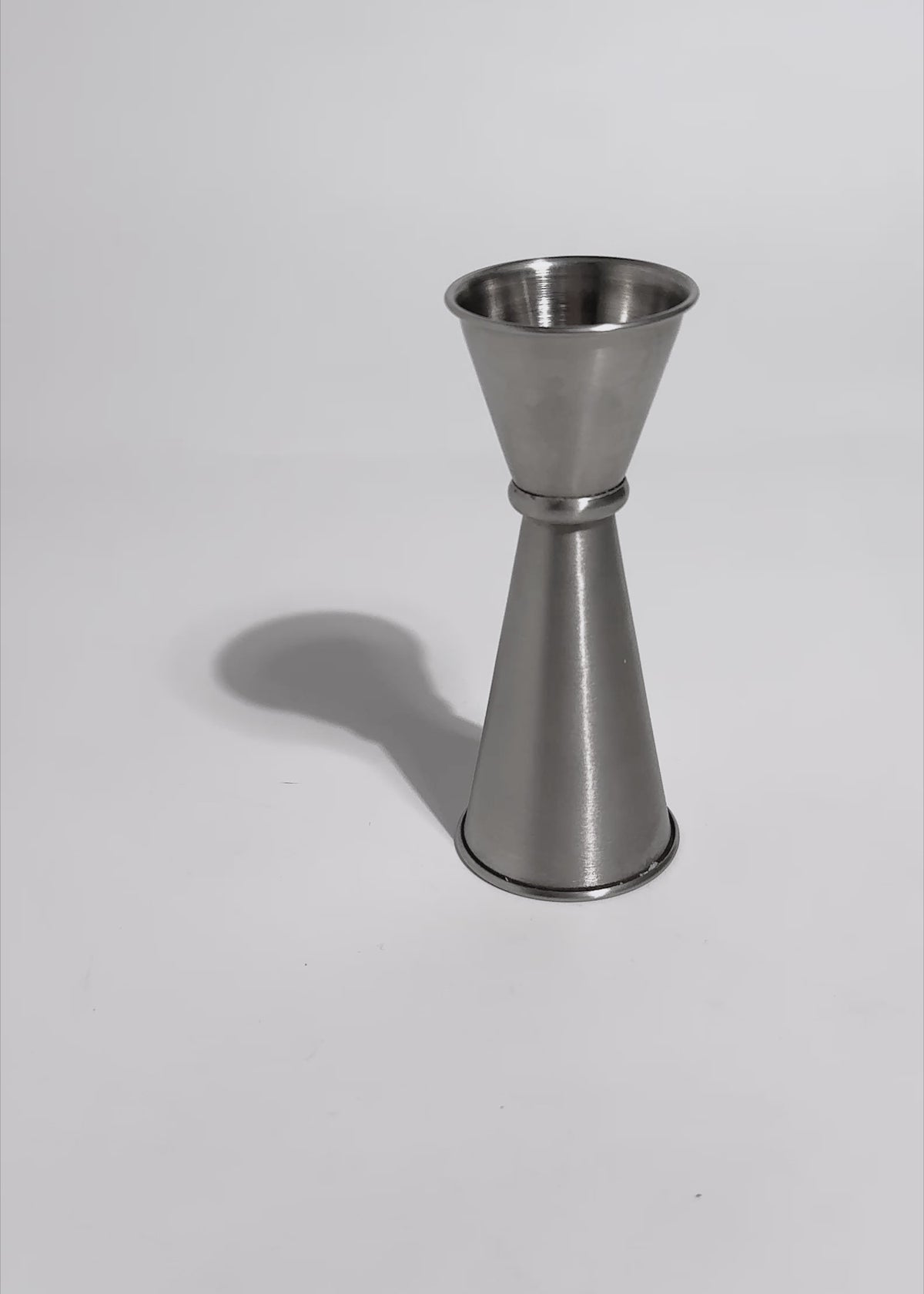 Cargar vídeo: Jigger japonés de acero inoxidable plata de 30/60 ml (1x2 oz), vista de producto 3