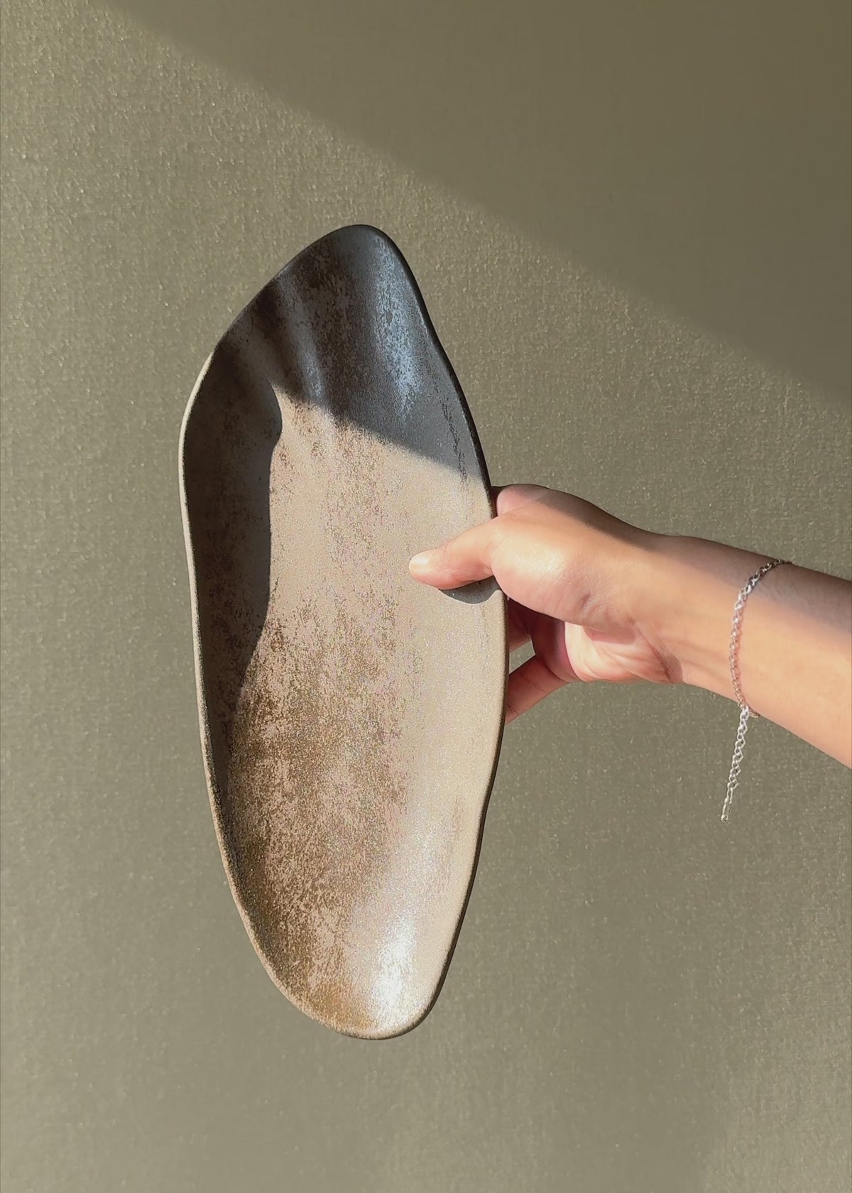 Cargar vídeo: Video en luz natural del plato rectangular Bonna Cresta Bazalith de 31 x 13 cm.