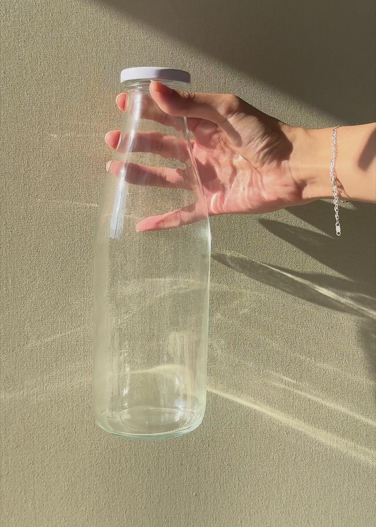 Cargar vídeo: Video en luz natural de la botella Milky de 950 ml para apreciar su tamaño y transparencia.