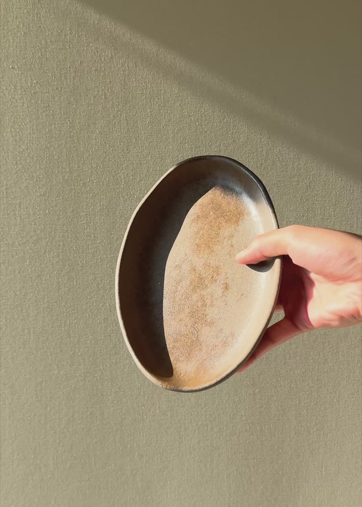 Cargar vídeo: Video en luz natural del plato ovalado Bonna Cresta Bazalith de 19 x 13 cm.
