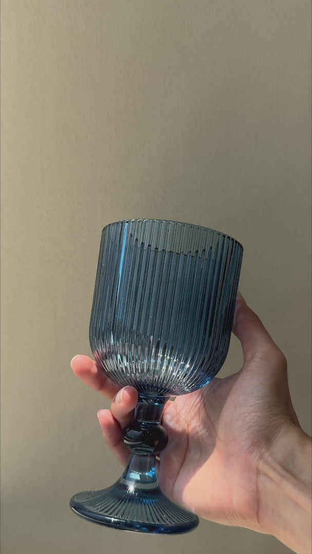 Video de la copa para agua de vidrio azul Estancia Lines 325 ml