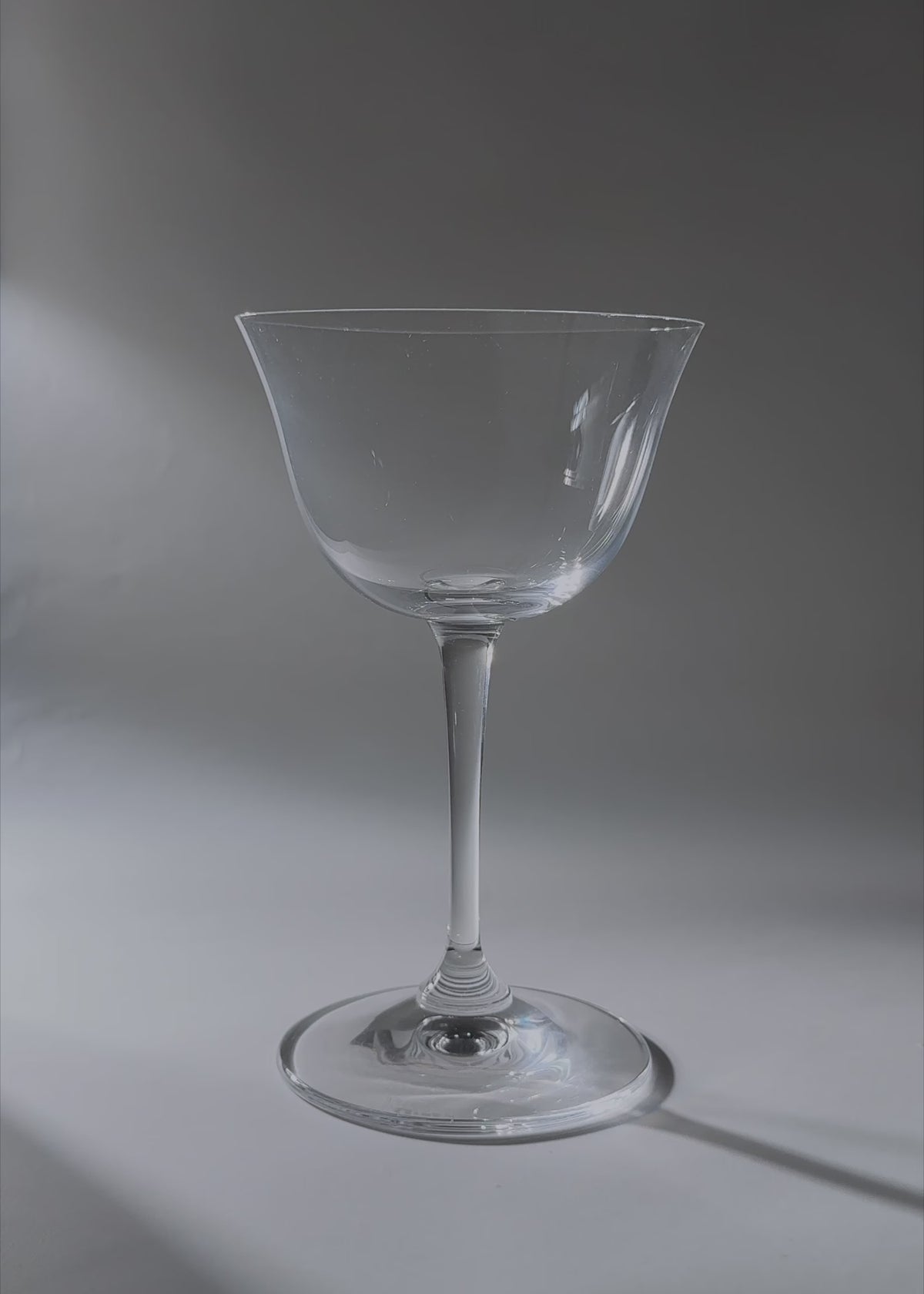 Cargar vídeo: Video de estudio de la copa Sour Glass Riedel de cristal liso de 217 ml.