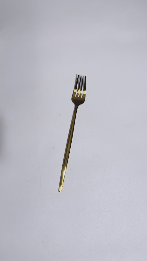 Cargar vídeo: Video del diseño y acabado dorado del tenedor para ensalada Atenas