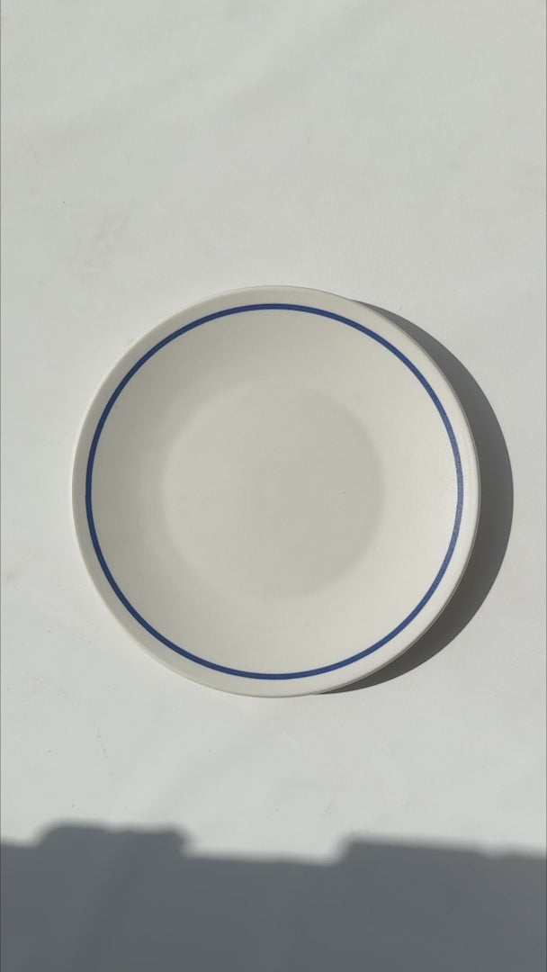 Cargar vídeo: Video del filo azul y diseño del plato de cerámica Regina Alaska 23 cm