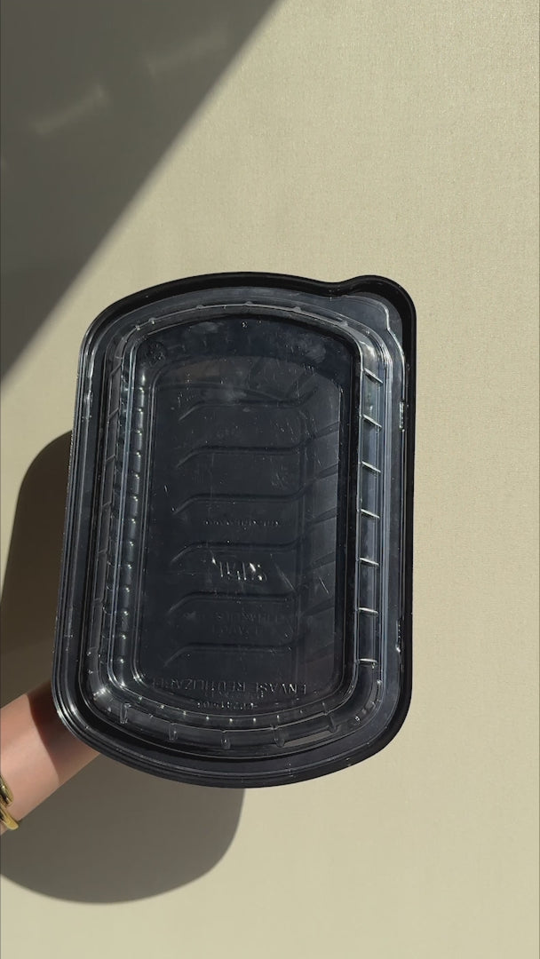Cargar vídeo: Contenedor domo de plástico (poliestireno) rectangular base negra para alitas 28x18.5x5 cm 800 ml / 27 oz