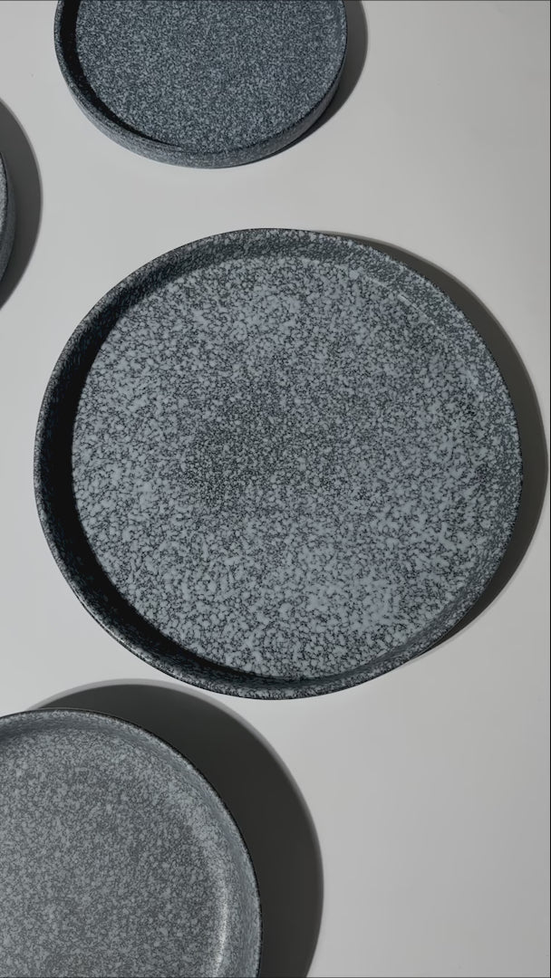 video detalles platos porcelana gris maha