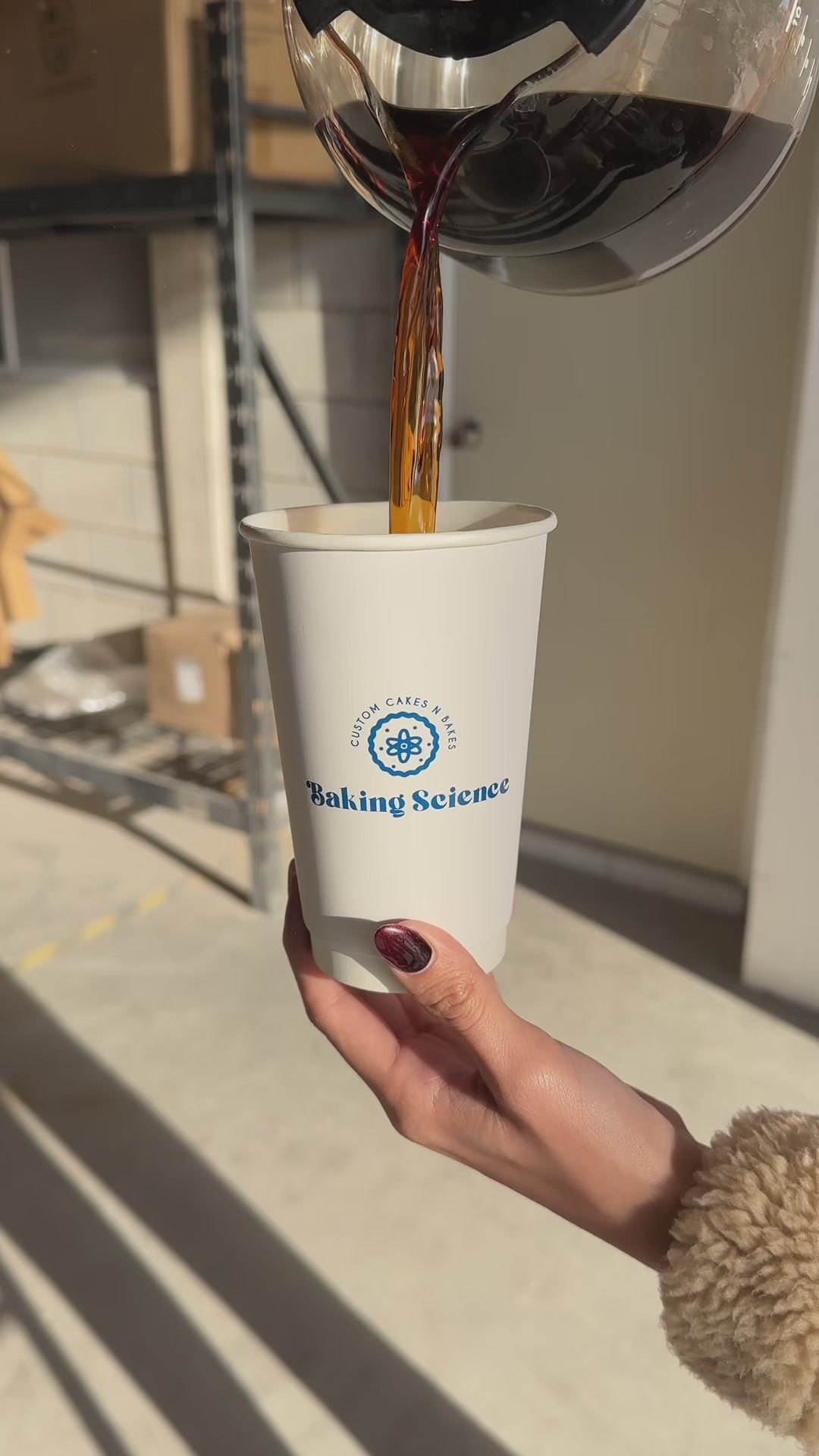 Cargar vídeo: Vasos de papel blanco personalizables para café Carte Blanc 20, 16, 12 y 10 oz. Premium
