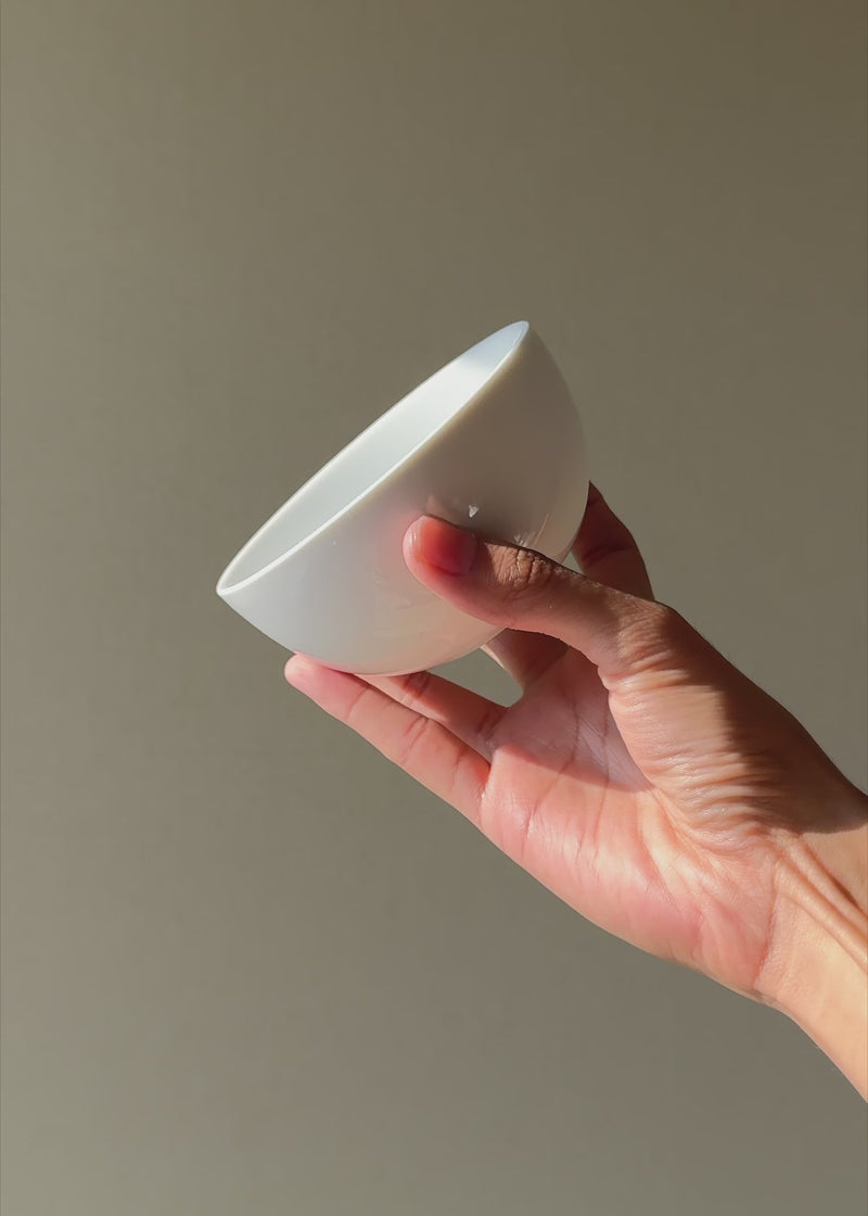 Video con luz natural de taza consomera blanca de 200 ml.