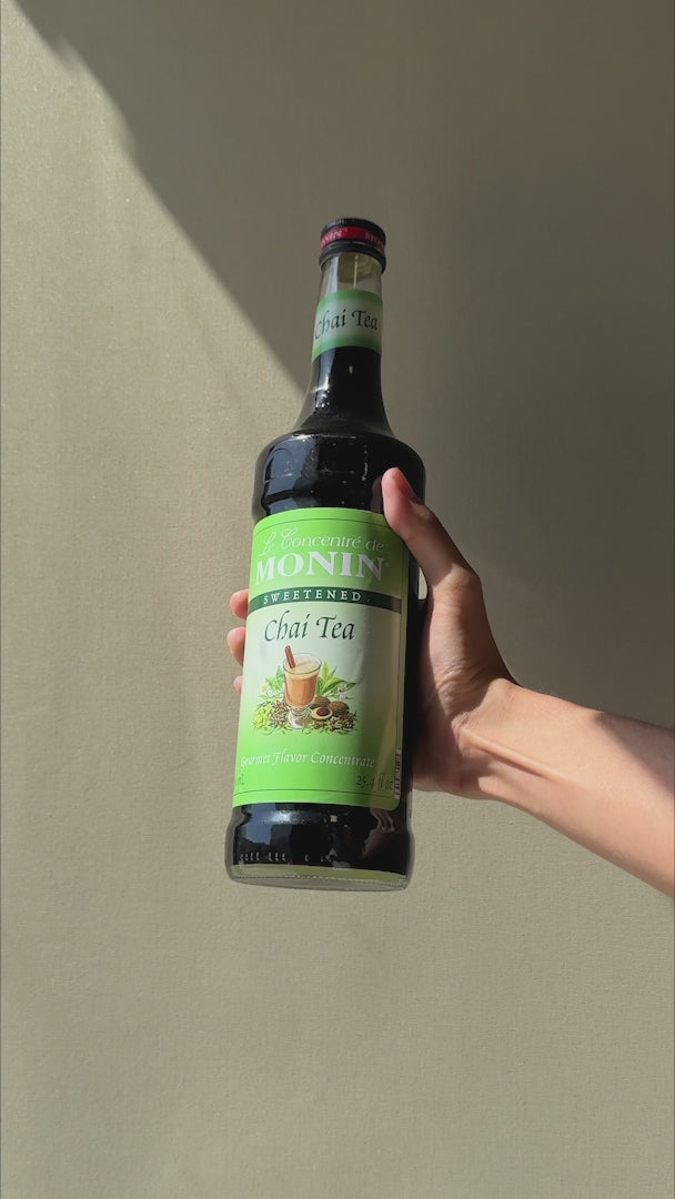 Cargar vídeo: Jarabe de té chai botella de vidrio Monin 750 ml — video de producto
