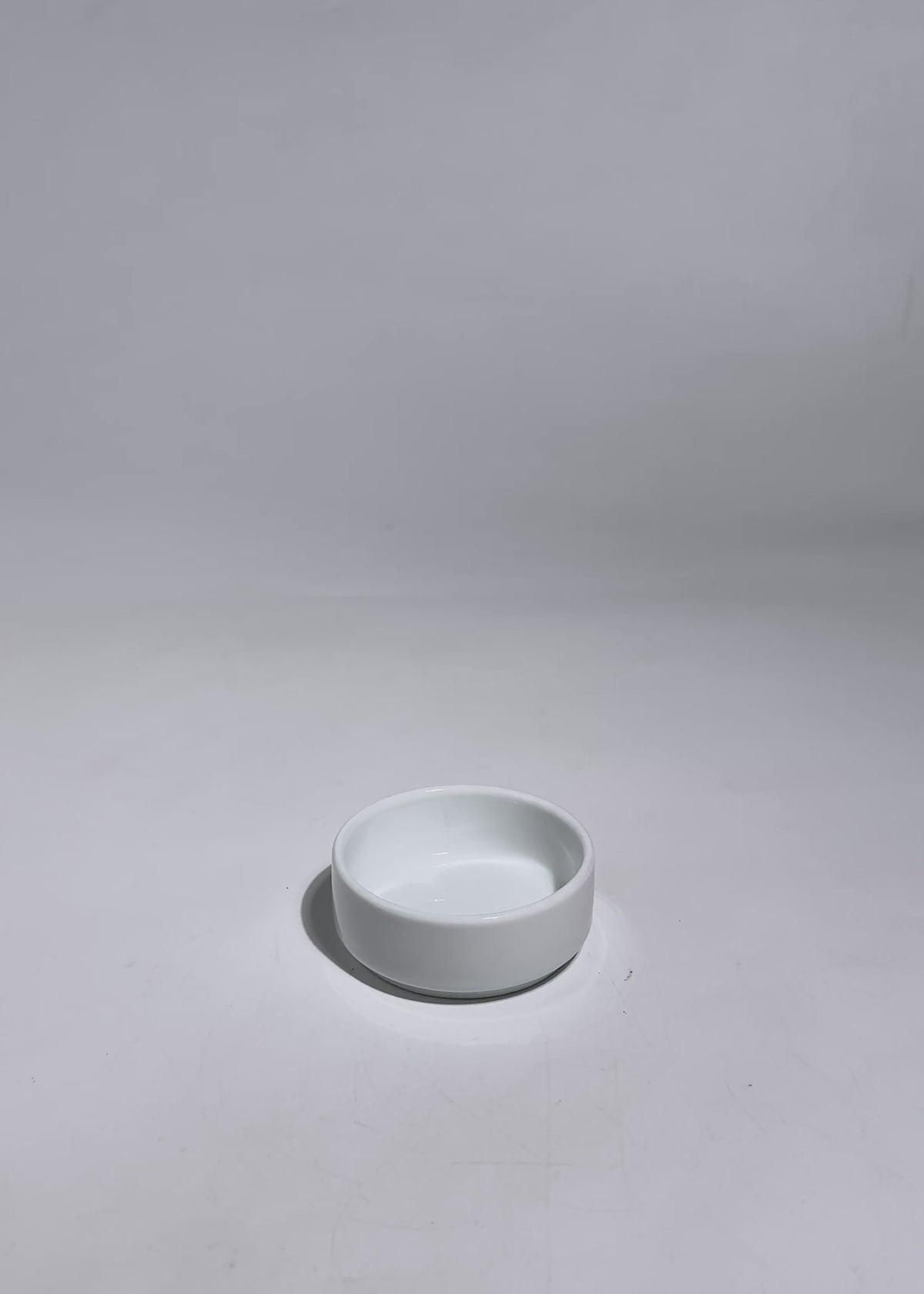Cargar vídeo: Video de estudio de platito para salsas de porcelana blanca 7 cm 50 ml.
